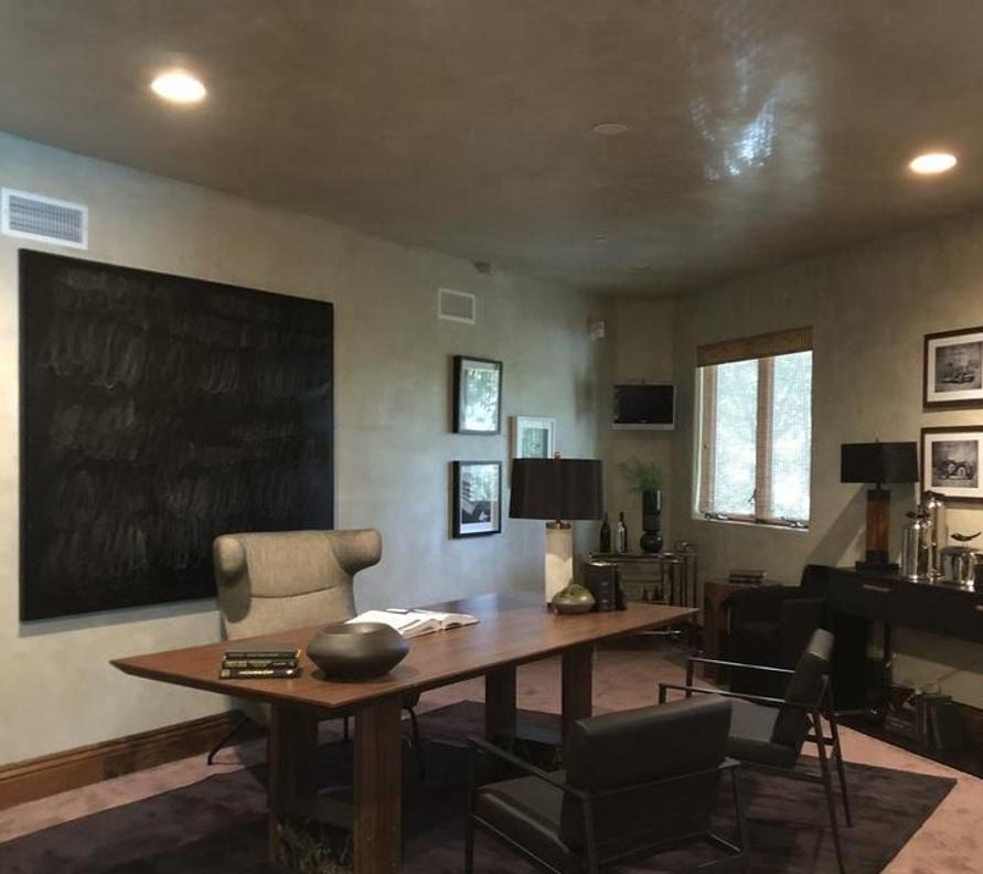 Oficina. El espacio para el trabajo está en la segunda planta, junto al salón, tiene también suelos de moqueta y una pequeña ventana. Se presenta con un estilo sobrio, clásico, en tonos medios y oscuros