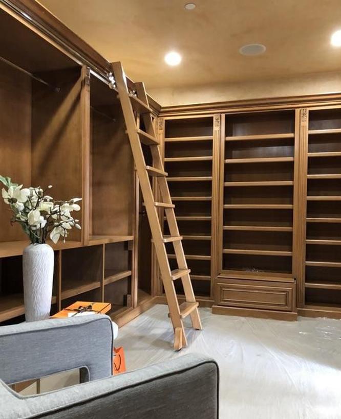 Vestidor. La suite principal cuenta con grandes vestidores, uno para él y otro para ella. Están dispuestos en madera y tienen gran espacio de almacenaje