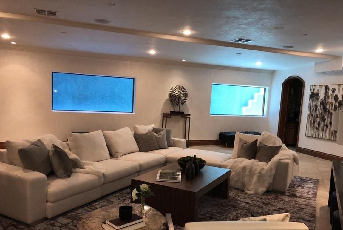 Cine. La estancia es muy versátil, apta para cualquier reunión. No tiene demasiada luz, pero tratándose de un cine, la iluminación natural no es un factor fundamental