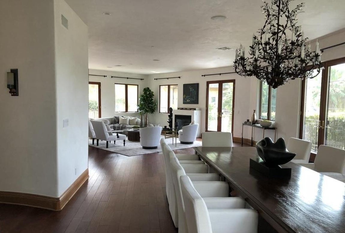 Comedor. Además de dos cocinas, la casa tiene dos comedores. Uno, junto al salón, muy apropiado para los eventos más formales; el otro, frente a la cocina, más funcional para la vida cotidiana