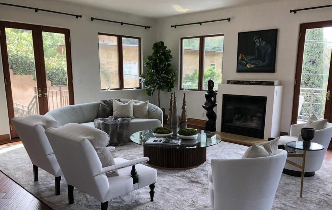 Sala de estar. Lo mejor de la estancia es su abundante iluminación natural, tiene amplios ventanales que dan al jardín y llenan de luz el espacio. Los suelos son de madera y cuenta con una práctica terraza y una chimenea