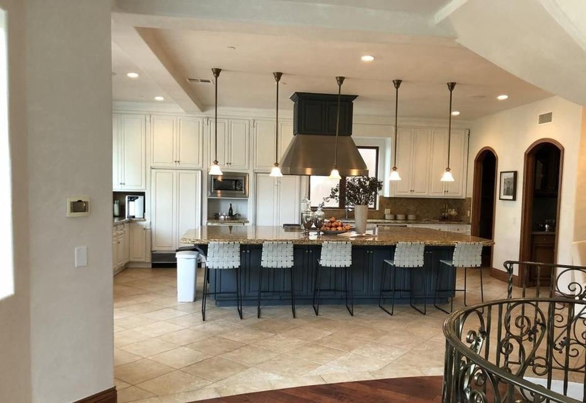 Cocina Chef. Tiene una enorme isla central con cocina chef que ofrece gran espacio para almacenaje. La cocina es muy luminosa y comunica con el exterior, ésta es una de las características que se repite en las mansiones de estilo mediterráneo