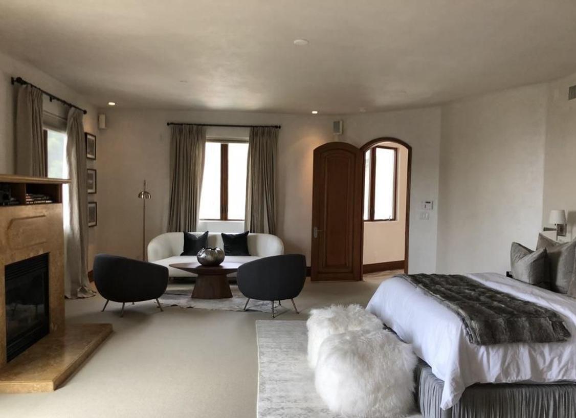 Dormitorio. La casa suma un total de seis dormitorios con suite de gran tamaño. El suelo está enmoquetado en color gris y, en una de las paredes hay una enorme chimenea de mármol