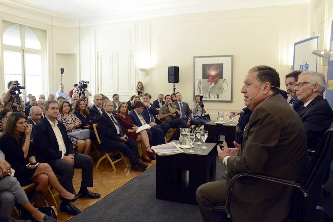 Las mejores imágenes del Foro ABC sobre la inversión en Argentina. El embajador de Argentina en España, Ramón Puerta, se dirije a los asistentes al Foro ABC que tuvo lugar en la sede de la Embajada de España en Argentina.