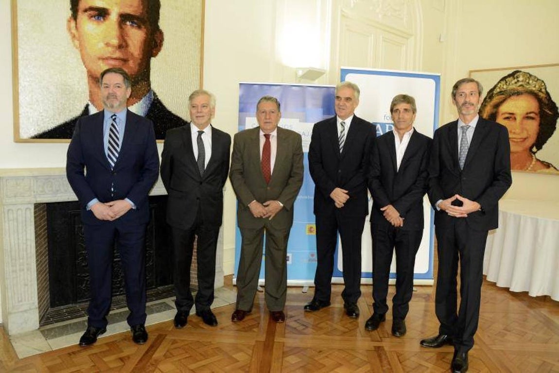 Las mejores imágenes del Foro ABC sobre la inversión en Argentina. De izda a derecha: el director de ABC, Bieito Rubido; el presidente de Gas Natural Fenosa en Argentina, Horacio Cristiani; el embajador de Argentina en España, Ramón Puerta; el embajador de España en Argentina, Francisco Javier Sandomingo; el  ministro de Finanzas de Argentina, Luis Caputo y el presidente de BBVA Francés, Martín Zarich