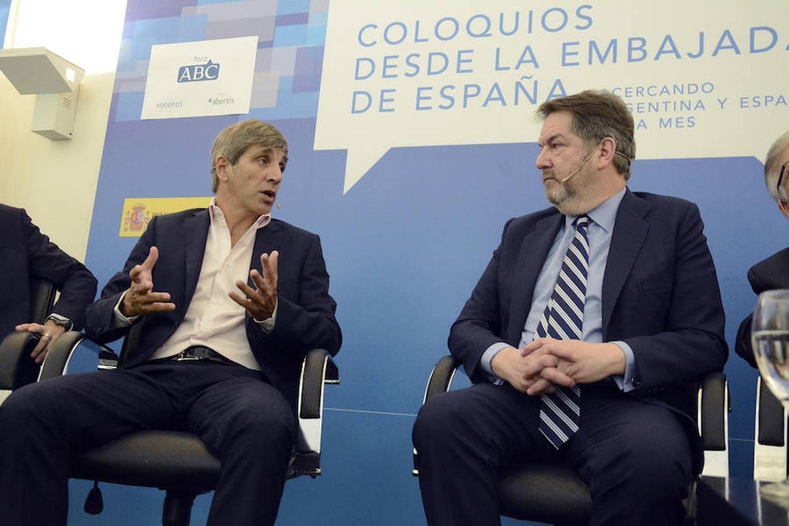 Las mejores imágenes del Foro ABC sobre la inversión en Argentina. El ministro de Finanzas de Argentina, Luis Caputo (izda) junto al director de ABC, Bieito Rubido.
