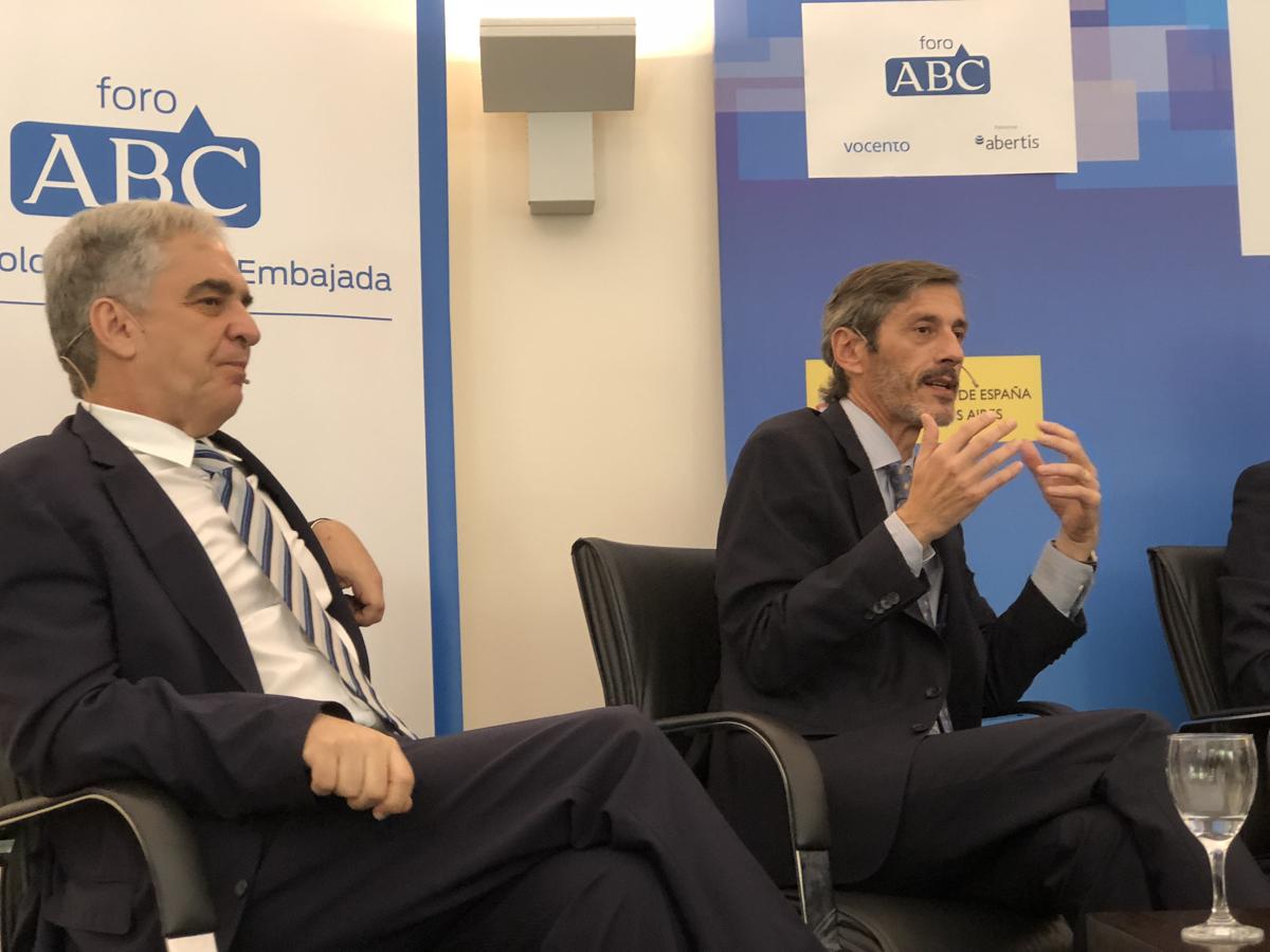 Las mejores imágenes del Foro ABC sobre la inversión en Argentina. El embajador de España en Argentina, Francisco Javier Sandomingo (i), y el presidente de BBVA Francés, Martín Zarich