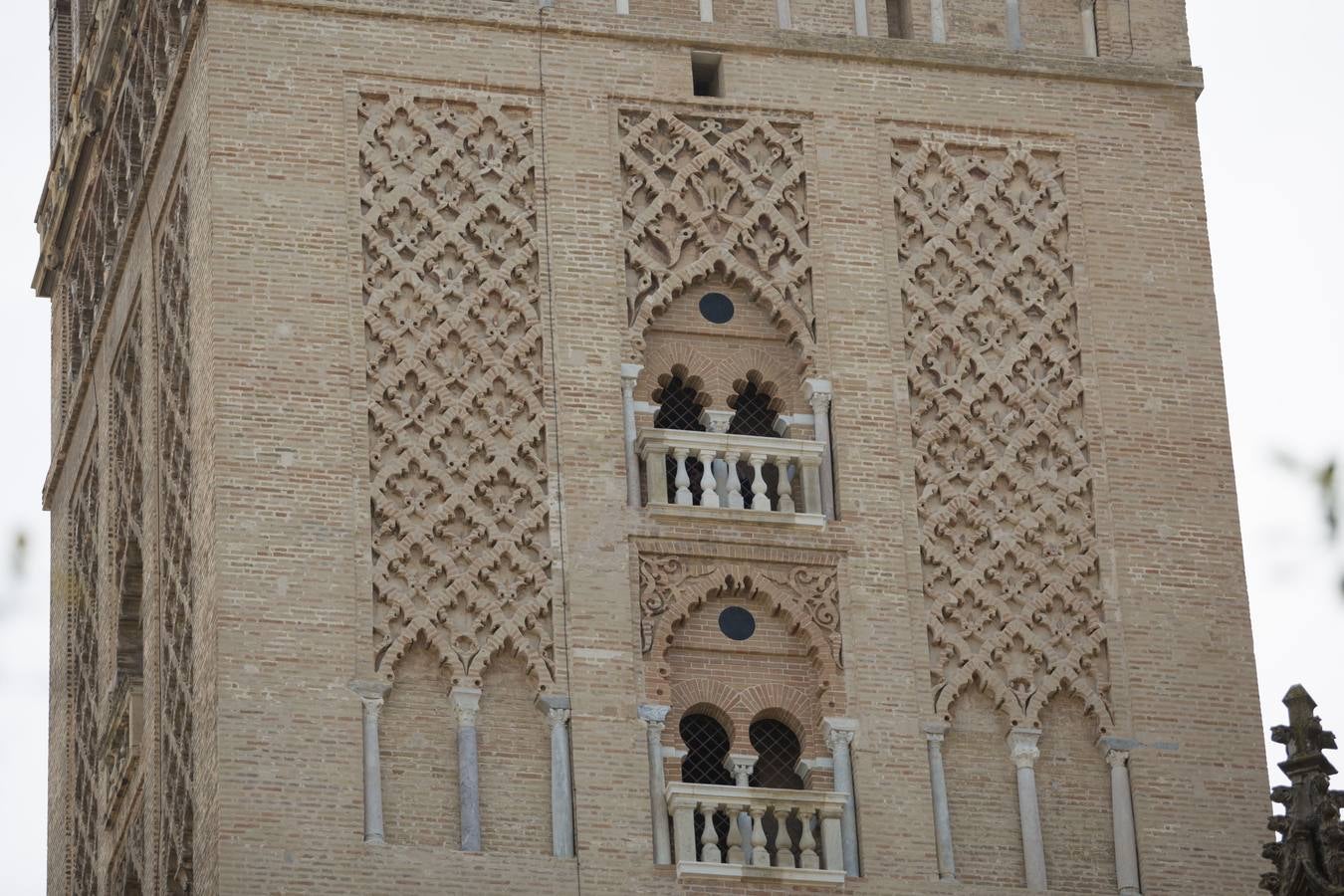 Los colores de la Giralda, un viaje del rojo al blanco