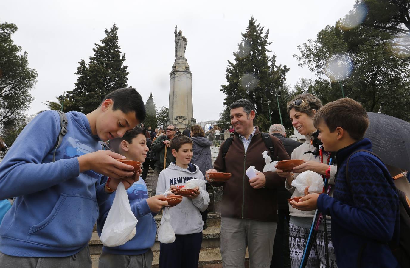 La tradición de las habas de las Ermitas de Córdoba, en imágenes