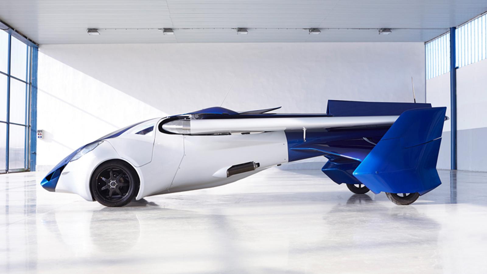 Aeromóvil 3.0. El Aeromobil 3.0 utiliza gasolina para sus motores y tiene una capacidad de vuelo hasta 3.000 metros de altura a una velocidad máxima de 160 km/h. Dispone de una autonomía de 700 km