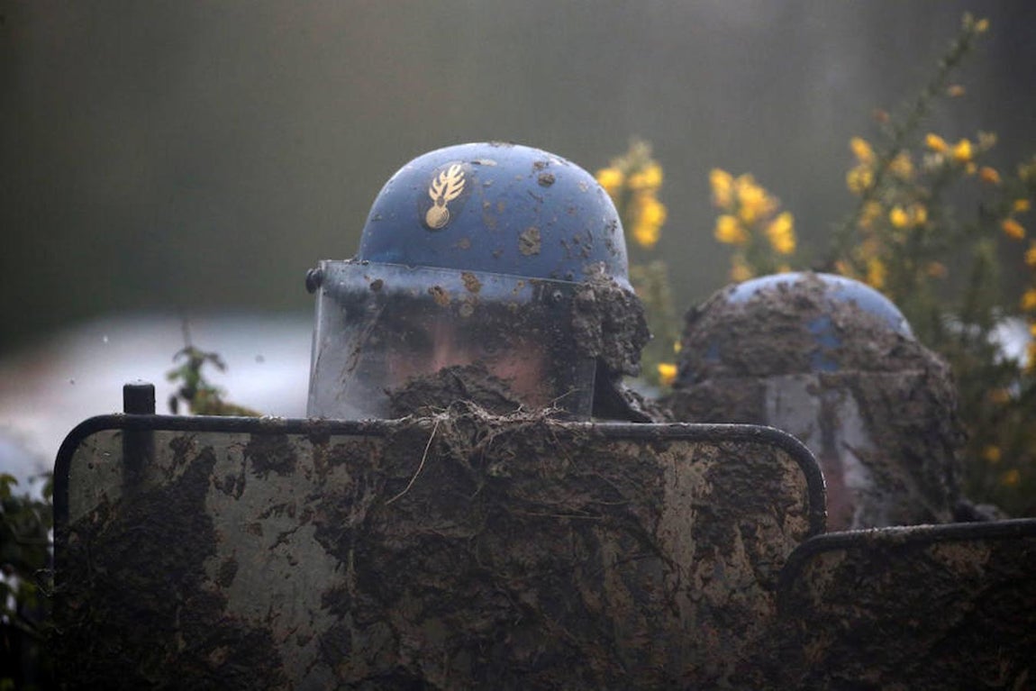 Los enfrentamientos entre Policía y manifestantes en Nantes, en imágenes. 