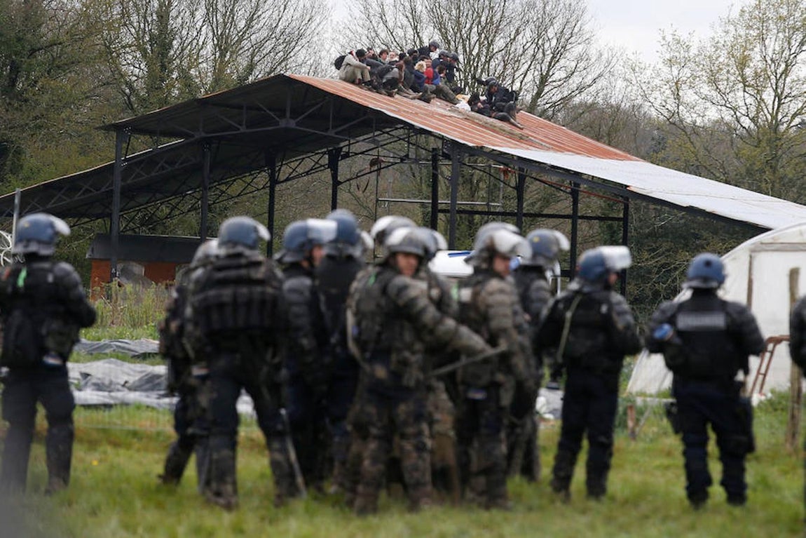 Los enfrentamientos entre Policía y manifestantes en Nantes, en imágenes. 