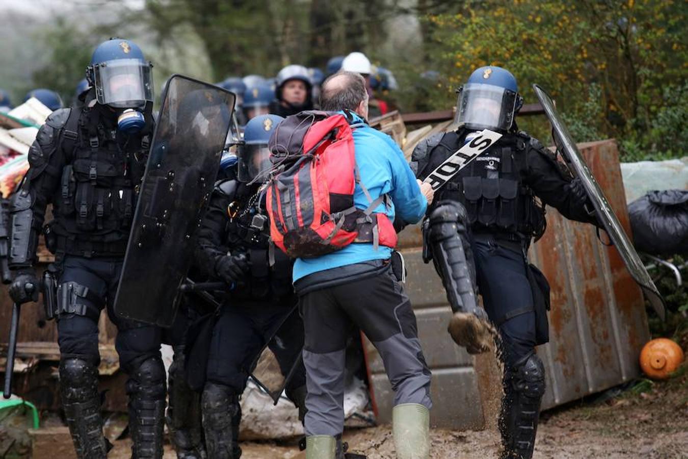 Los enfrentamientos entre Policía y manifestantes en Nantes, en imágenes. 