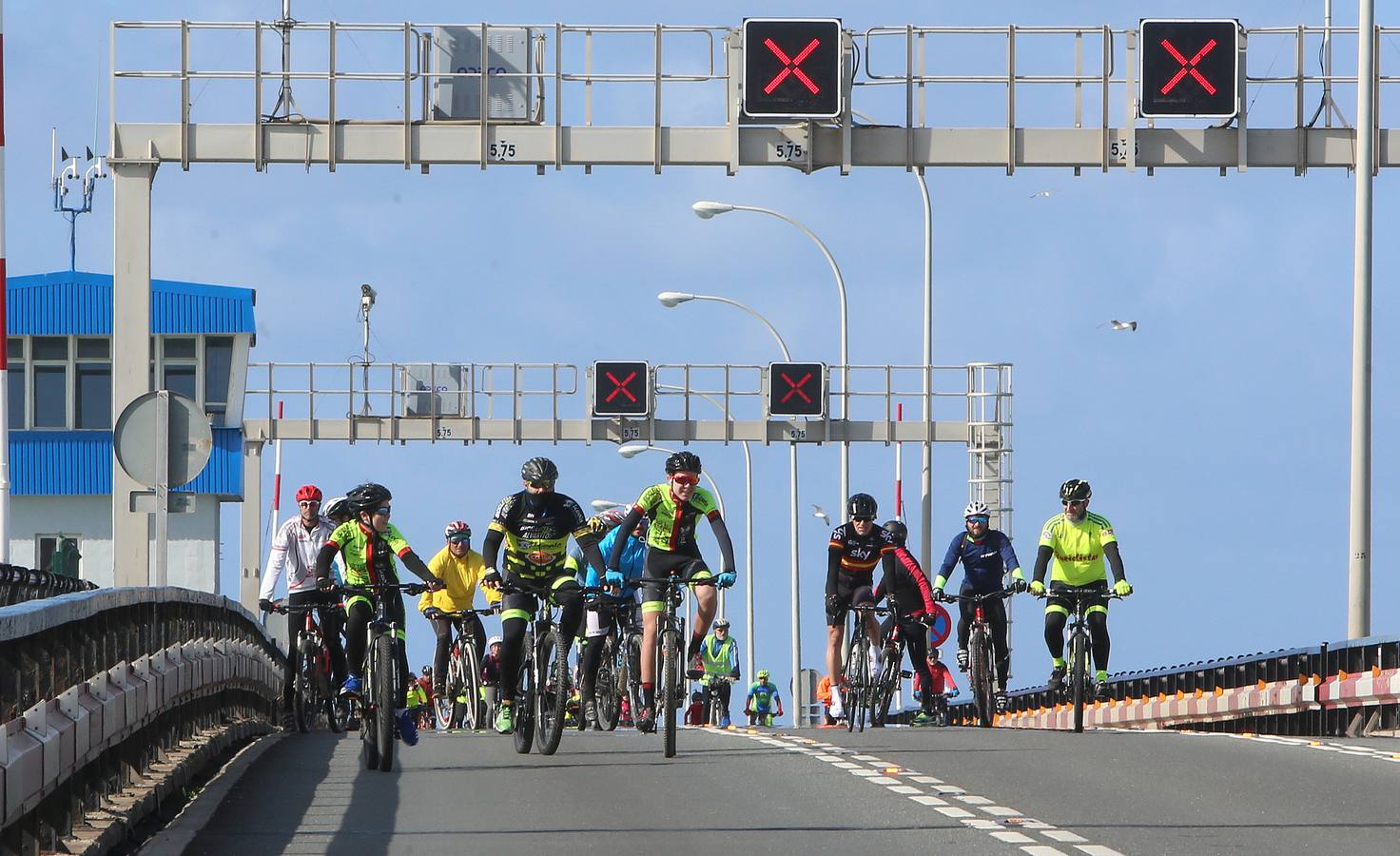 Las imágenes de la biicifestación en el Puente Carranza