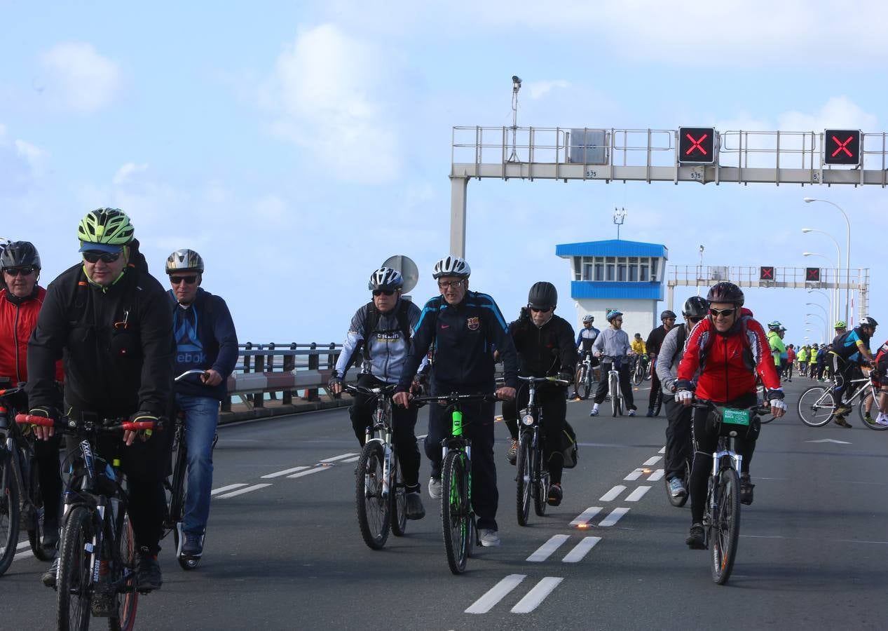 Las imágenes de la biicifestación en el Puente Carranza