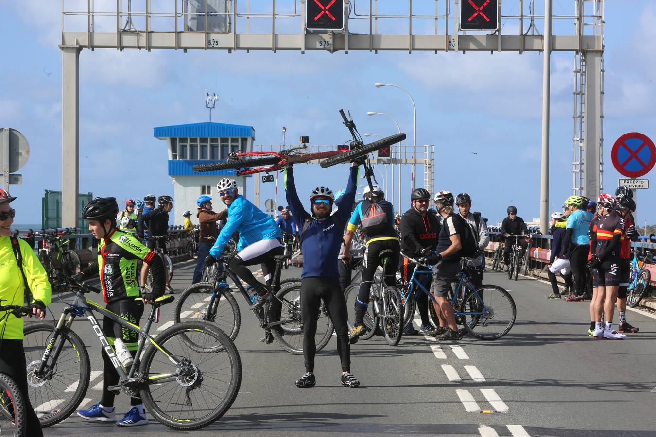 Las imágenes de la biicifestación en el Puente Carranza