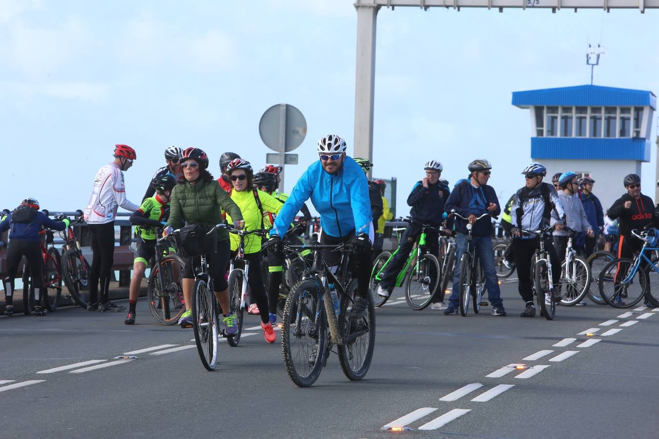 Las imágenes de la biicifestación en el Puente Carranza