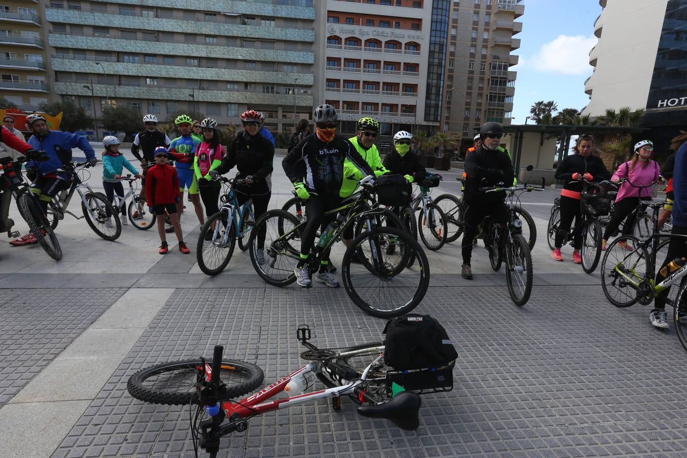 Las imágenes de la biicifestación en el Puente Carranza