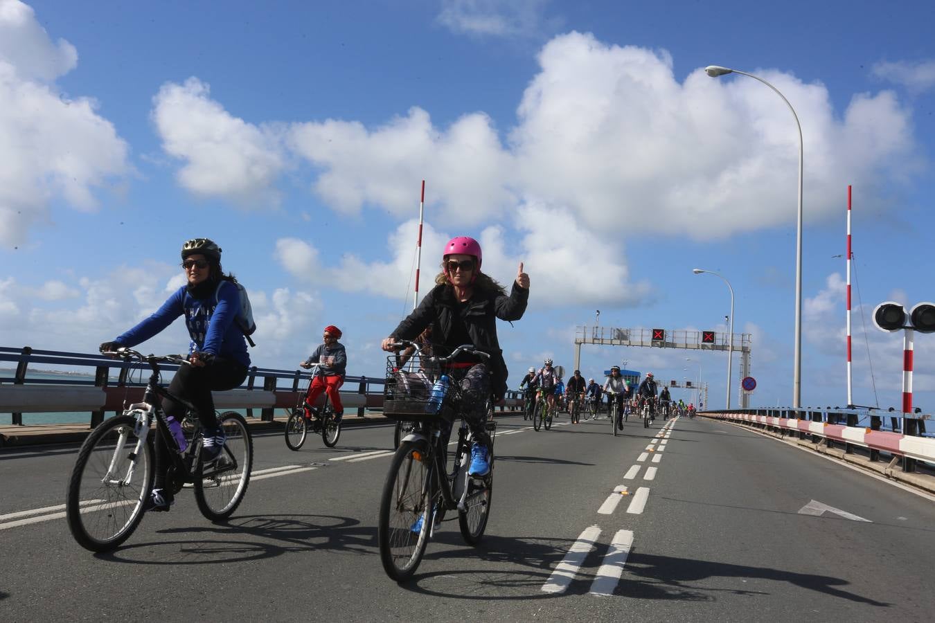 Las imágenes de la biicifestación en el Puente Carranza