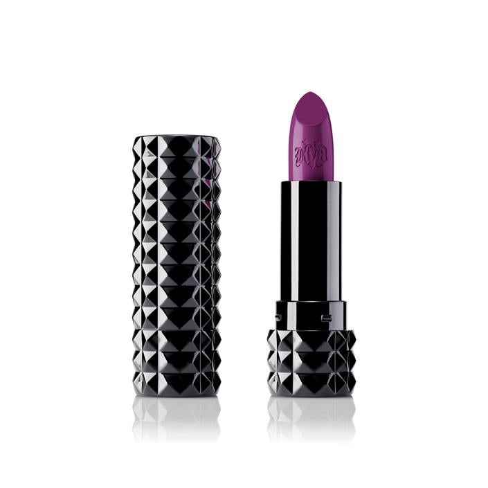 Studded Kiss Crème de Kat Von D. Con el aspecto desenfadado que caracteriza siempre el packaging de la marca, estos labiales poseen una nueva fórmula ultra cómoda y duradera, en una nueva gama de colores intensos y vibrantes. (Precio 19,90€)