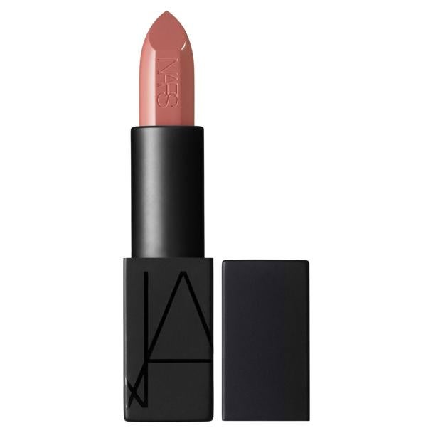 Audacious Lipstick de NARS. Una barra de labios con una textura seductora y un efecto audaz, que ofrecen un acabado intenso y una cobertura total al instante a la vez que suaviza, hidrata y aporta más volumen a los labios. Tono Brigitte. (Precio: 30, 95 euros)