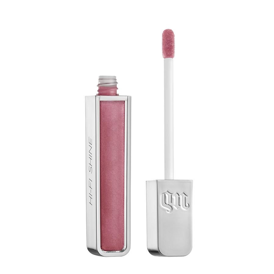 Hi-Fi Shine Ultra Cushion Lipgloss de Urban Decay. Ultrabrillante y tan suave como la seda, este brillo de labios ofrece una fijación y un confort de larga duración. Su fórmula hidratante mezcla vitamina E y esencia de menta piperita, nutriendo los labios y repulpándolos al instante. Su amplia gama de colores para la primavera va desde metalizados a acabados cremosos y satinados para todos los gustos. (Precio: 22 euros)