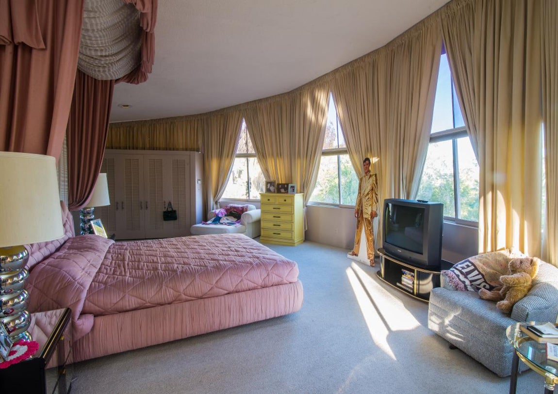 Espaciosa. La vivienda es muy extensa, en total cuenta con 5 dormitorios y 5 cuartos de baño. El más icónico es el de la imagen el que ocupó la pareja