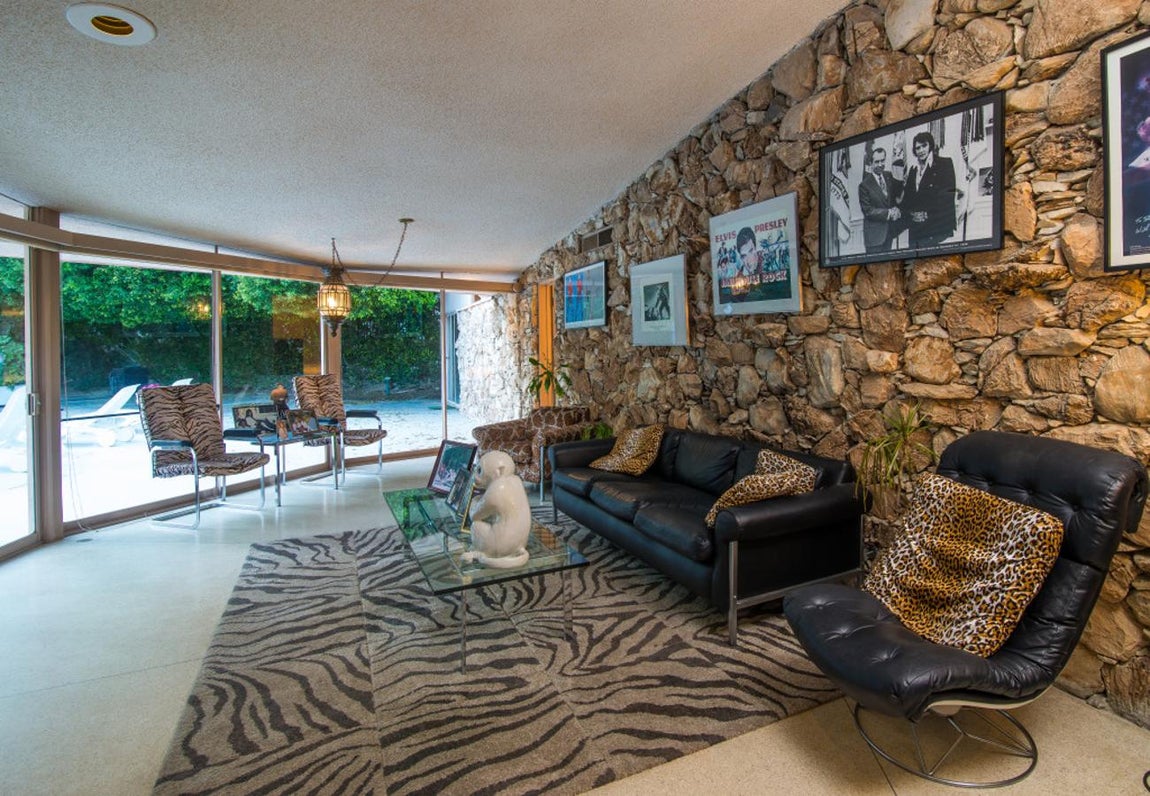 Original y moderna. La decoración retro de las estancias no deja indiferente a nadie, en el refugio de Presley no falta de nada. En una de las habitaciones hay, incluso, un escenario