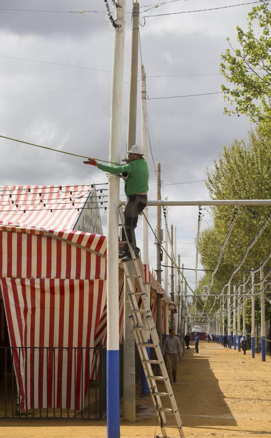 El real se prepara para la Feria de Abril de Sevilla 2018, en imágenes