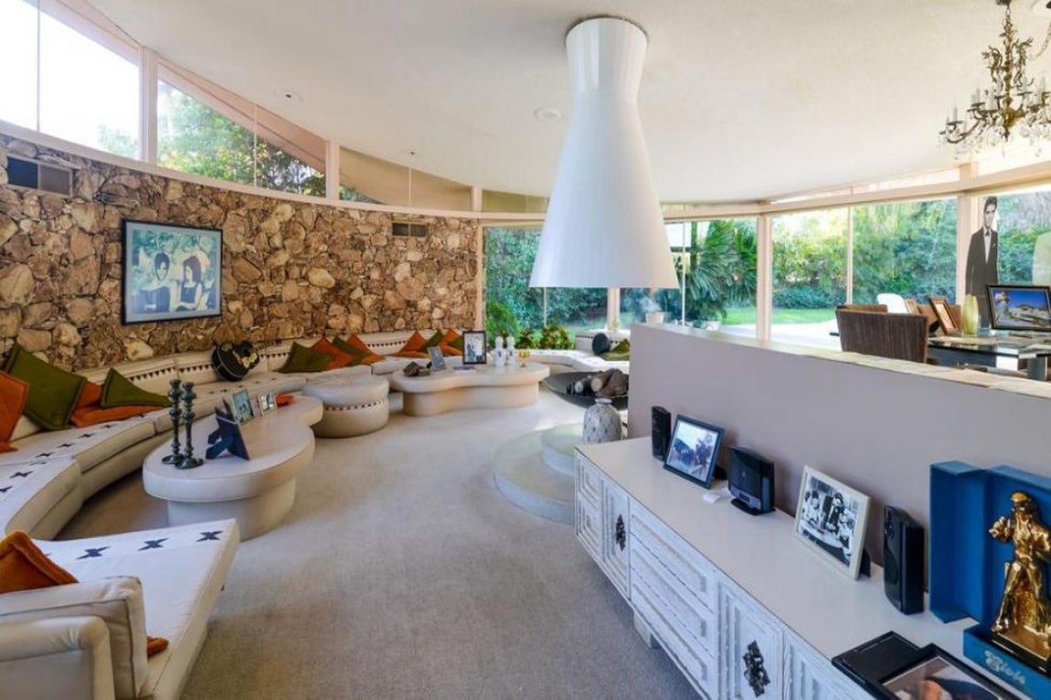 Una burbuja. El Rey del rock buscaba aislarse cuando no saltaba sobre el escenario porque la insistencia constante de sus fans lo estresaba sobremanera. Esa fue la principal causa de su divorcio, Priscilla necesitaba ser dueña de su vida, dejar de vivir en una pompa