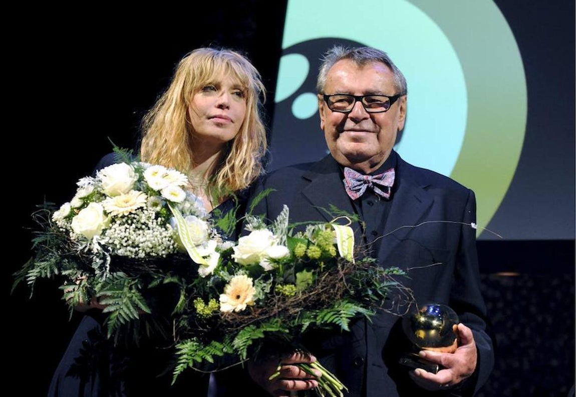 Forman ha tenido una carrera llena de reconocimientos. En la imagen, junto con Courtney Love. 