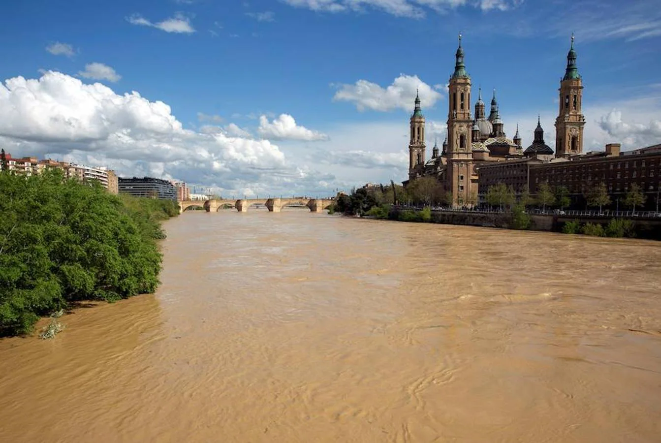 El río Ebro ha comenzado a desbordarse a su paso por Zaragoza. Seis tramos de la cuenca hidrográfica del Ebro se encuentran en alerta por crecidas de los cauces. 