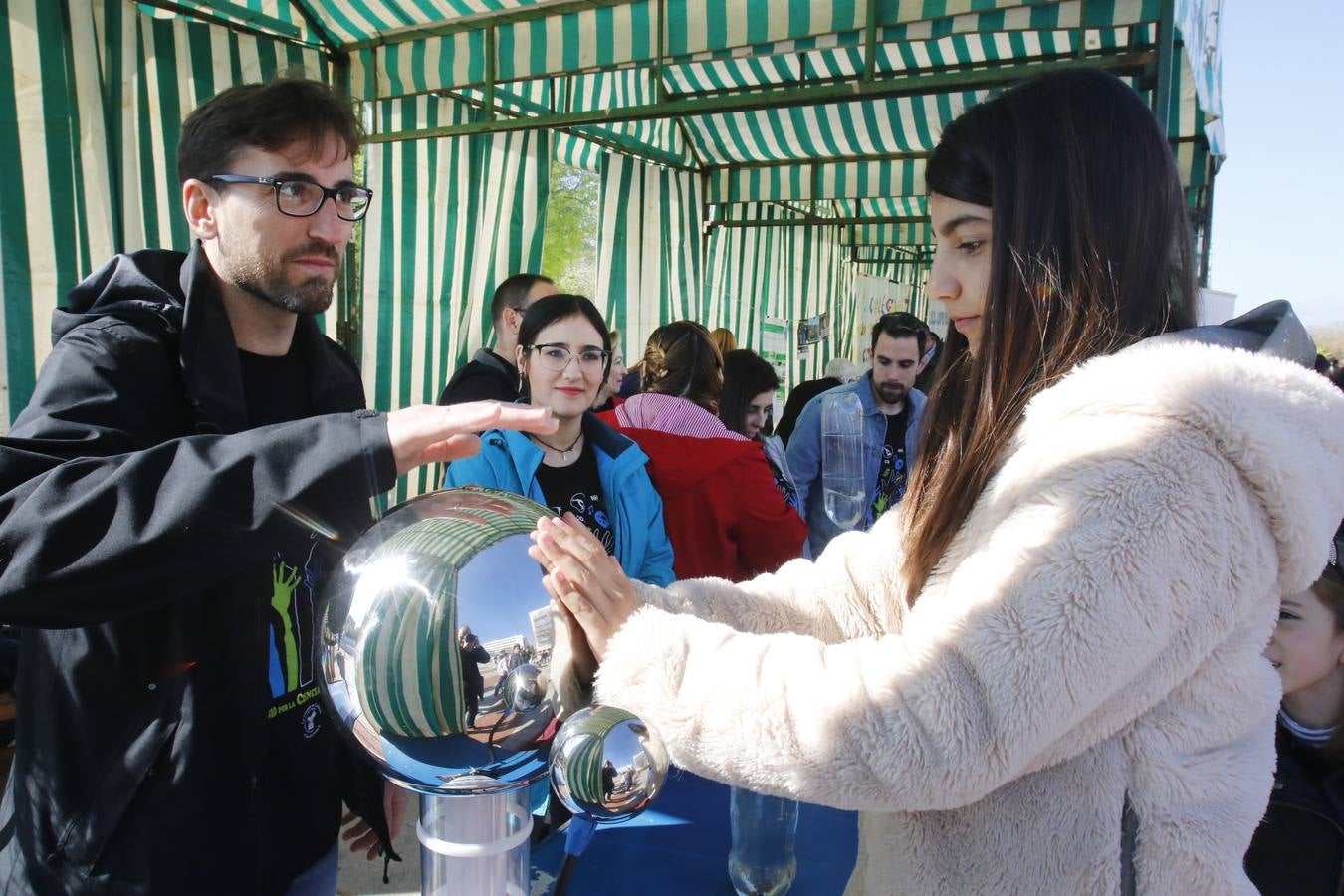 En imágenes, los experimentos del Paseo por la Ciencia en Córdoba