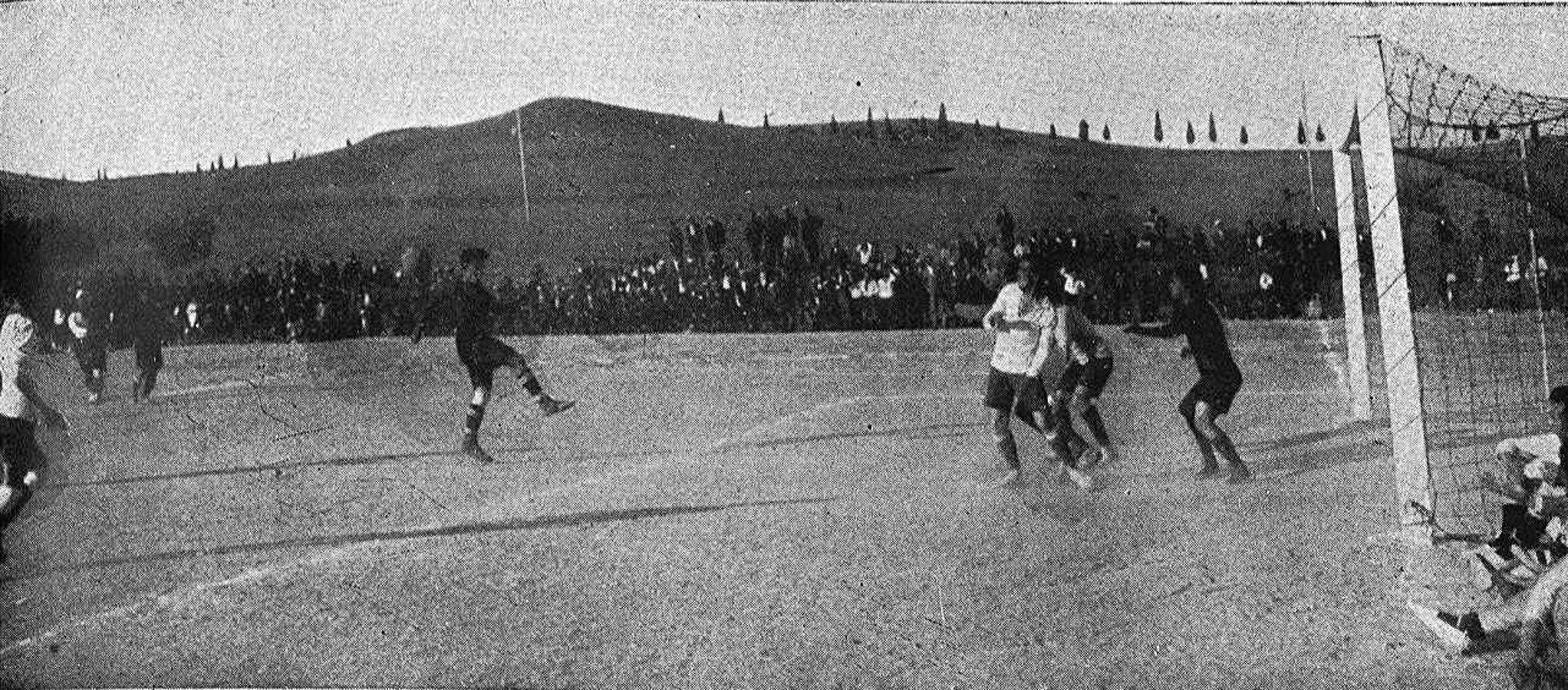 Encuentro de fútbol del Toledo, en 1924, en la Escuela Central de Gimnasia, conocido como el Campo del Polígono. 