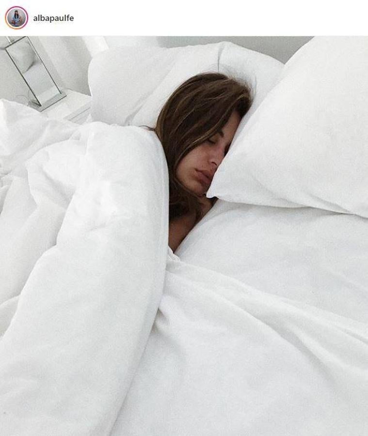 La mujer de Dulceida, Alba, ha aprovechado uno de los pocos momentos de tranquilidad en el macrofestival para fotografiar a su mujer poco antes de despertarse. 