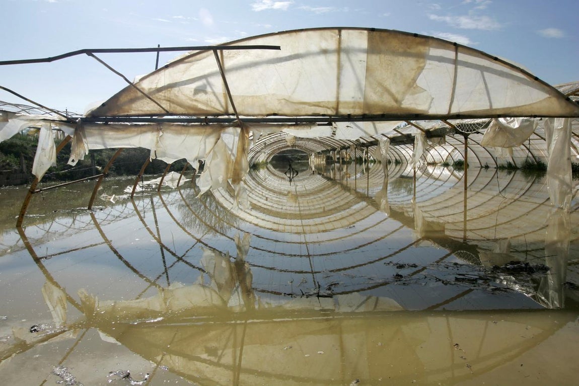El paso de la punta de la crecida del Ebro por Zaragoza y su llegada a las poblaciones de la Ribera Baja centran las preocupaciones del operativos institucional coordinado para hacer frente a las afecciones causadas por la riada. En la imagen, invernaderos en la localidad de Villafranca de Ebro. 