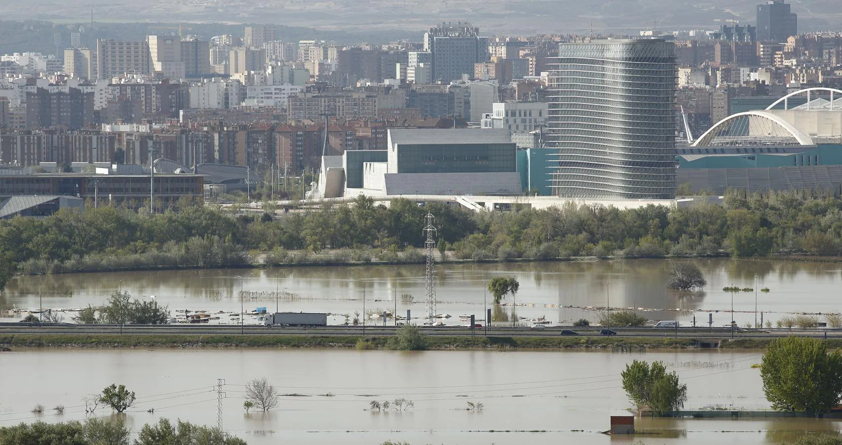La punta de la crecida del Ebro a su llegada a Zaragoza. 