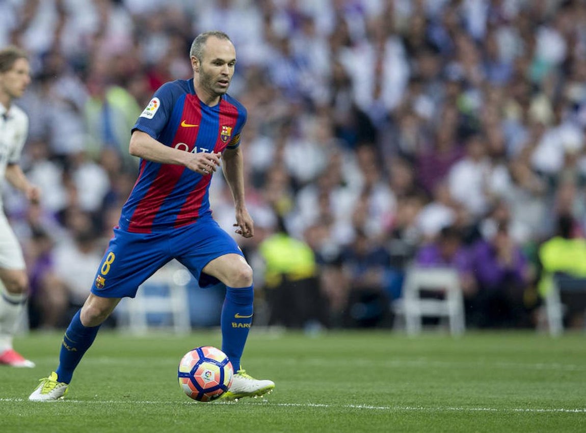 Andrés Iniesta. Llegó al FC Barcelona con apenas 12 años. Tras la marcha de Puyol y Xavi Hernández, Iniesta se erigió como el nuevo capitán culé. Entre sus mayores hitos se encuentra el gol que le dió la victoria a España en la final del Mundial de Sudáfrica de 2010. Con 16 temporadas a sus espaldas, todo apunta a que el manchego abandonará la entidad azulgrana con rumbo a China.
