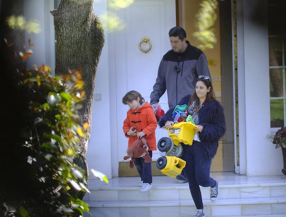 Momento en el que Sandra y su hijo, Kenzo, salen de la vivienda. 