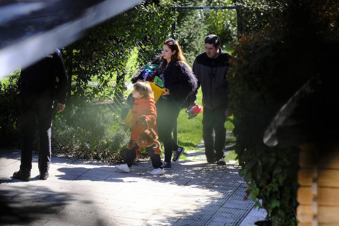Otra imagen de Sandra y su hijo, a la salida de la vivienda. 