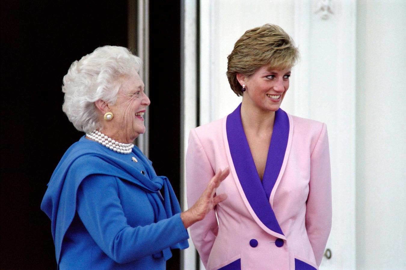 Imagen tomada en 1990 después de que Diana de Gales y Barbara Bush tomasen café juntas en la Casa Blanca. 