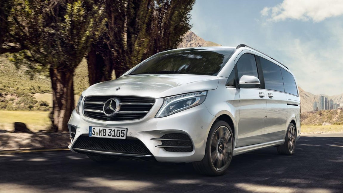 Mercedes Benz Clase V. Este vehículo en acabado Exclusive, una <a href="https://www.abc.es/summum/motor/abci-clasicos-reinventaos-motor-201708081554_noticia.html" target="_blank">monovolumen</a> de altos vuelos, lista para viajar y acomodar hasta 8 adultos. Un turismo <a href="https://www.abc.es/summum/motor/abci-escapada-familiar-nieve-puede-elegante-201802271732_noticia.html" target="_blank">perfecto para una gran familia</a> que necesita habitabilidad, necesita un maletero amplio y quiere un vehículo premium. Actualmente en el mercado, difícilmente otro vehículo del mismo segmento se puede enfrentar por acabados a la Clase V de <a href="https://www.abc.es/summum/motor/abci-mercedes-amg-65-final-edition-adios-mito-201710251743_noticia.html" target="_blank">Mercedes-Benz</a>