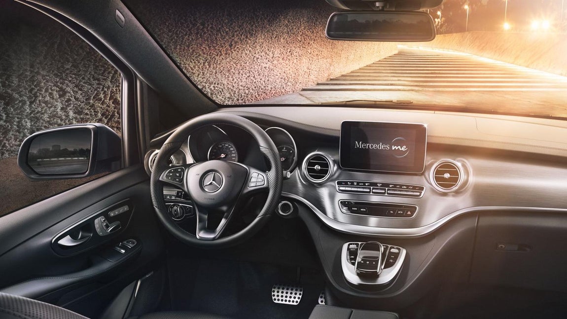 Mercedes Benz Clase V. El diseño es uno de los fuertes de este vehículo, el ADN estético de Mercedes-Benz está impregnado hasta el último tornillo. Presenta un expresivo frontal marcado por la característica calandra del radiador que nos recuerda al resto de la gama Mercedes. En la parte trasera destaca el gran portón para acceder al maletero y las luces con tecnología LED. El equipamiento de este vehículo es muy completo, en el exterior podemos observar unos faros delanteros que equipan la tecnología LED Intelligent System. Un sistema que se adapta a las condiciones de lumínicas de la carretera, eligiendo en cada ocasión la mejor opción para el conductor. Un plus de seguridad para los desplazamientos nocturnos