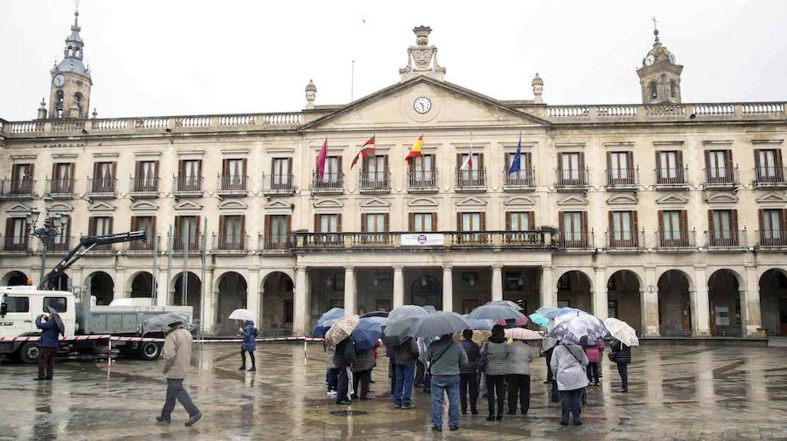 Un grupo de turistas en Vitoria bajo sus paraguas la semana pasada,. 