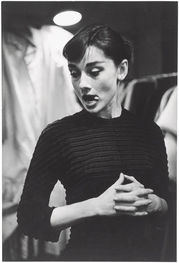 Natural. Se desconocen tanto el autor como el año en el que se tomó esta curiosa fotografía de Hepburn, pero los expertos la sitúan alrededor de 1956. El flash se disparó hacia la actriz en un descuido, el resultado es una imagen de lo mas natural