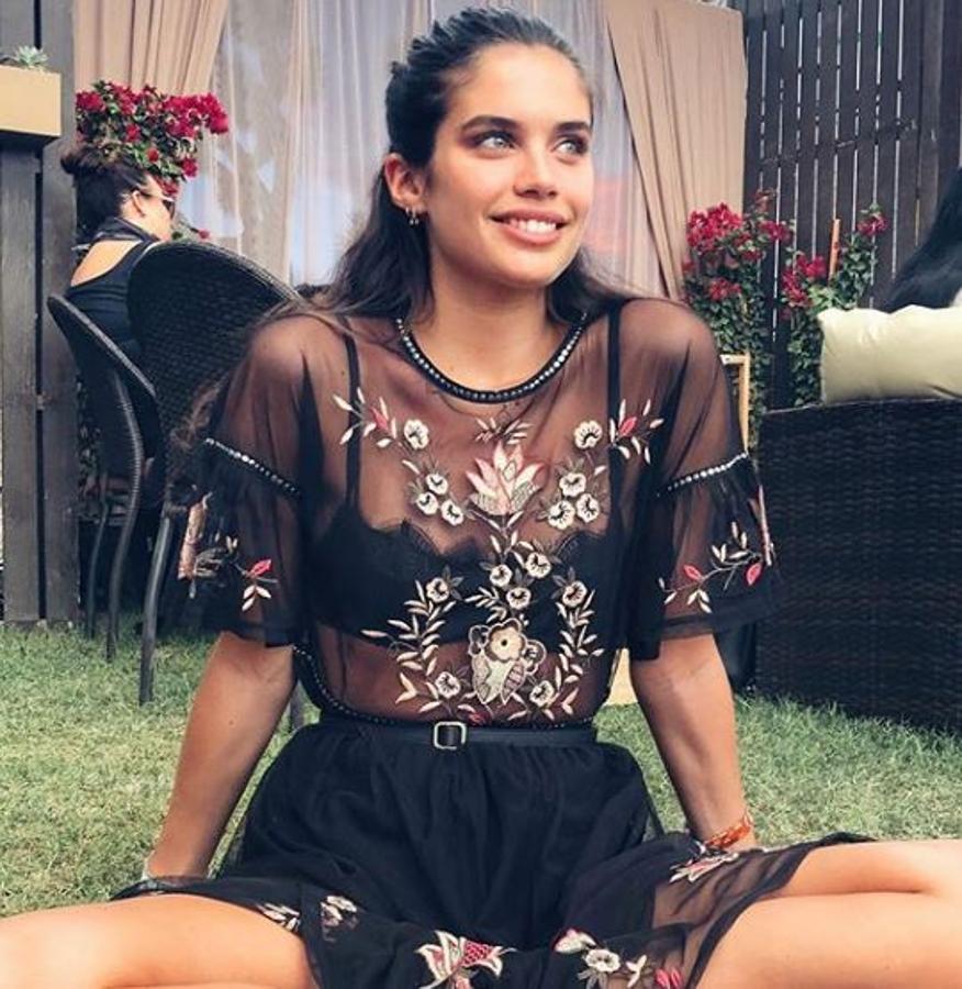 Kiki. La modelo de Victoria's Secret, Sara Sampaio, fue la más sencilla de todas. Optó por un look fresco, pelo suelto y tan solo un kiki que recogía parte de su pelo
