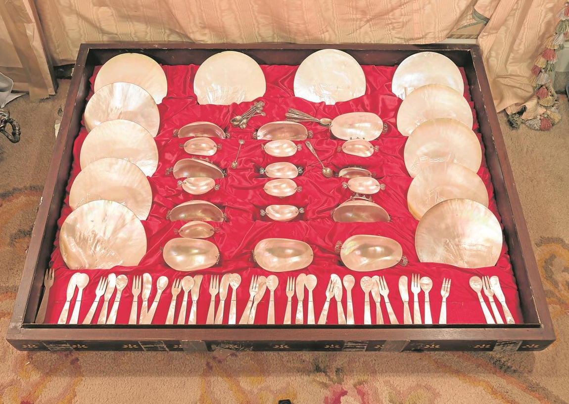 El hotel saca a subasta 4.000 piezas divididas en 1.500 lotes. Candelabros, mesas, sillas y espejos, porcelanas y bronces, esculturas y piezas ornamentales desfilarán ante la vista de los presentes en la Fundación Carlos de Amberes, donde tendrá lugar su exposición unos días antes de la puja -del 4 al 6 de mayo-.