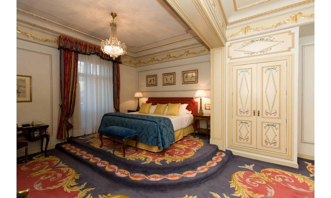 El hotel saca a subasta 4.000 piezas divididas en 1.500 lotes. Candelabros, mesas, sillas y espejos, porcelanas y bronces, esculturas y piezas ornamentales desfilarán ante la vista de los presentes en la Fundación Carlos de Amberes, donde tendrá lugar su exposición unos días antes de la puja -del 4 al 6 de mayo-.