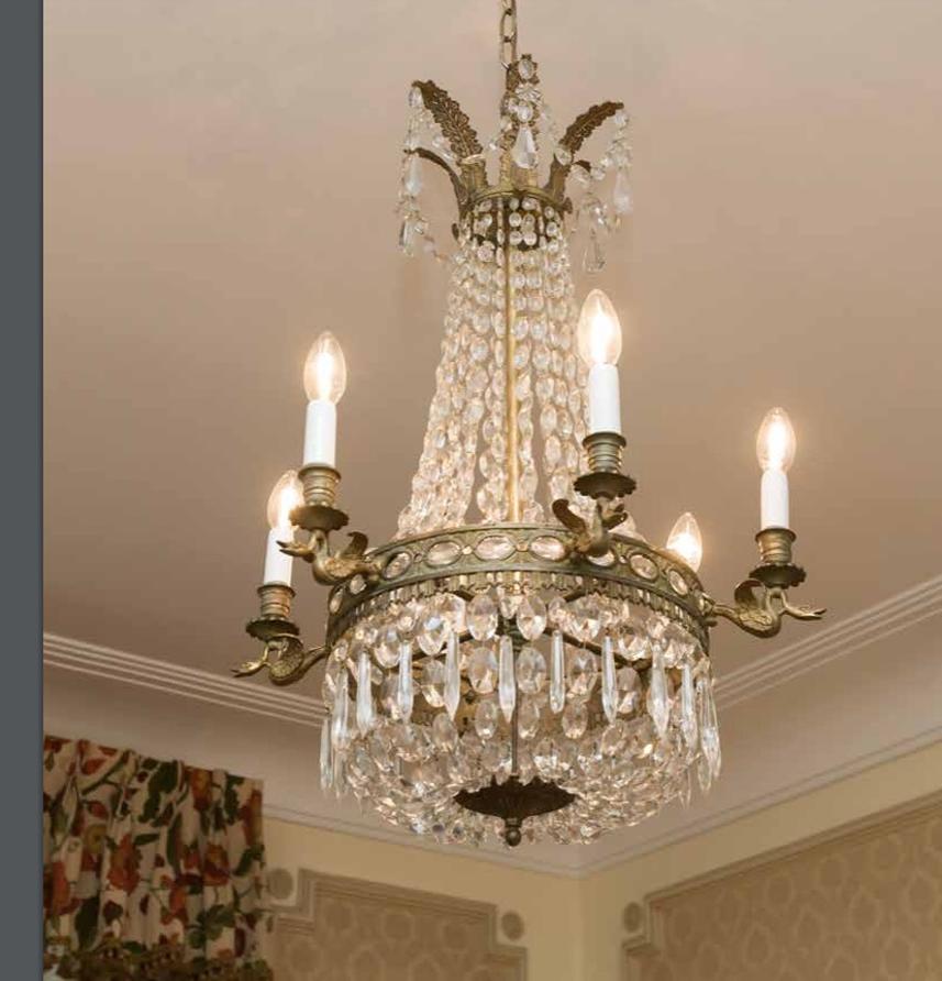 El hotel saca a subasta 4.000 piezas divididas en 1.500 lotes. Candelabros, mesas, sillas y espejos, porcelanas y bronces, esculturas y piezas ornamentales desfilarán ante la vista de los presentes en la Fundación Carlos de Amberes, donde tendrá lugar su exposición unos días antes de la puja -del 4 al 6 de mayo-.