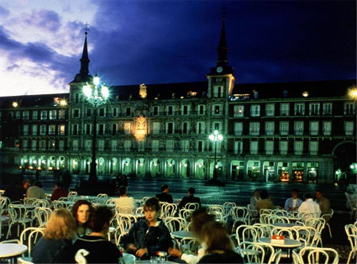 Las vistas a la Plaza Mayor alientan a la gente a sentarse en sus terrazas (2005). 